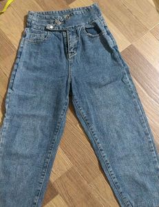 Trendy Cropped Jeans!!
