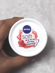 NIVEA Soft Light Moisturizer 100ml | Peppy Pomegra