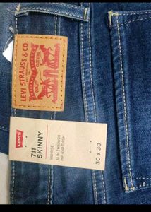 Levi&#39;s 711 Skinny Jeans