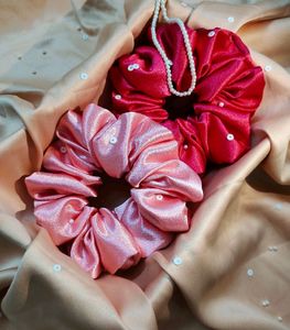 2 scrunchies