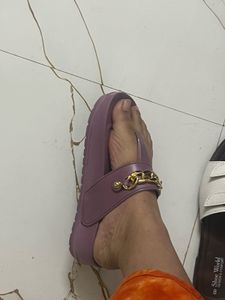 Chain Detail Flip-Flops