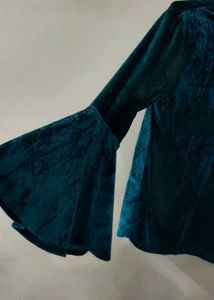 A LYCRA VELVET BLUE STRAIGHT TOP WITH BELL SLEEVES