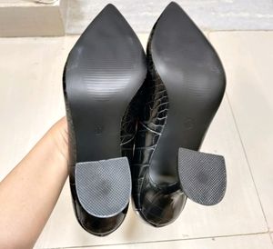 Shoeexpress Black Pointed-Toe pumps