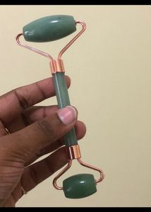Oriflame Gua Sha And Jade Roller Set.