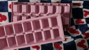 New 2PCS ICE TRAYS