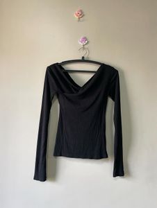 Black ribbed off-shoulder top 🖤