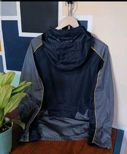 Nike Windbreaker Jacket - Stylish &amp; Light