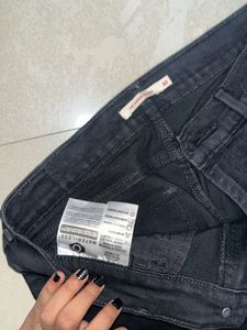 Black Levi’s Mid Waist Jeans