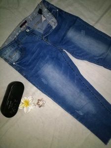 Distressed Cropped Jeans