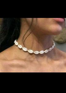 The necklaces trendy aur beach/summer vibes