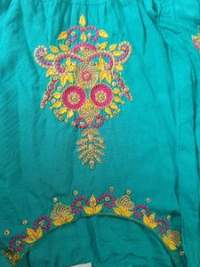Embroidered Sleeveless Kurta