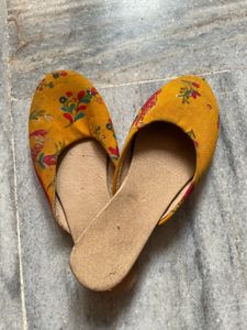 Mustard Floral Juttis