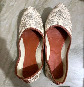 Cream coloured Jutti