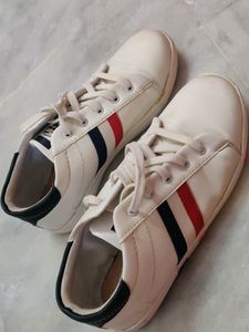 UNISEX STYLISH WHITE SNEAKERS.