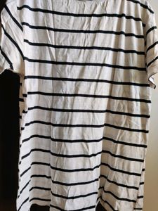 Woman&#39;s White Top With Black Strips
