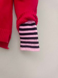 red colour ka girl sweater bahut  comfortable hota