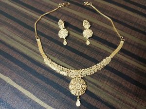 Elegant Gold-Tone Necklace &amp; Earring Set