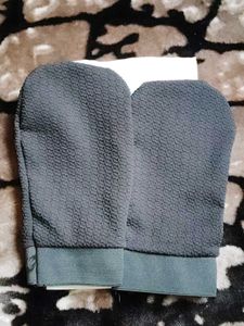 2 New Exfoliating Gloves