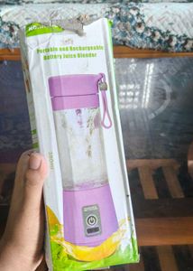 Mini electric juicer