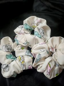 2  Scrunchies 💓 🌼🌸