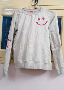 Cute Smiley Sweatshirt🩶🤍