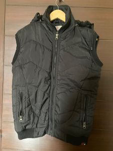 Men’s Sleeveless Puffer jacket (M)