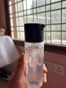 Selling 5 ML MAC prep+prime Fix+