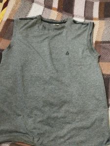 SLEEVELESS T-shirt