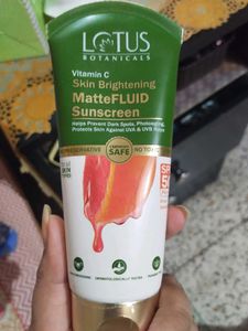 Lotus Sunscreen With Free Moisturizer