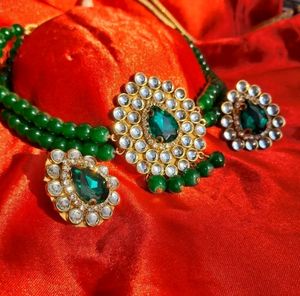 GREEN STONE NECKLACE WITH EARRINGS