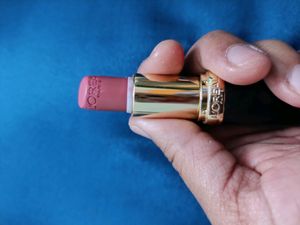L&#39;Oreal Paris Matte Lipstick, For Soft and Smooth Lips, Long-lasting Luxurious Colour, Color Riche Moist Matte, 232 Beige Couture, 3.7g