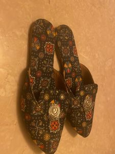 Punjabi Juttis For Sale