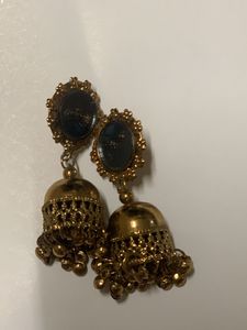 Jhumkaas
