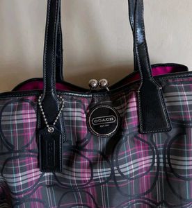 Coach Kiss Lock ( Authentic)