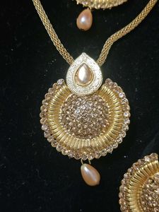 ✨ Elegant Gold-Toned Necklace, Earrings & Maangtik