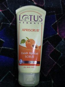 Lotus Herbals Apriscrub