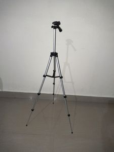Tripod (Black, Supports Up to 3000 g)