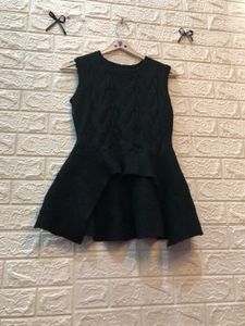 Chic Black Sleeveless Knit Top