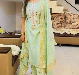 heavy work dupatta, kurta with cigarette pant