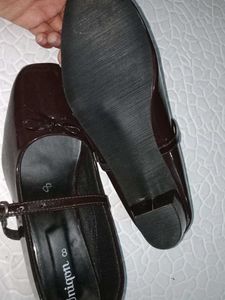Uniqon Brown Patent Leather Mary Janes - Size 8