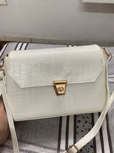 UNUSED WHITE STURDY CHIQUE BAG