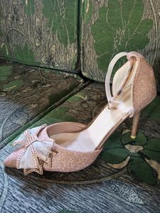 Size 39, Imported Bowed Heels