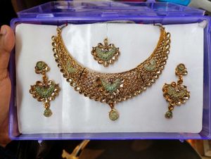 Jewellery Set: Necklace and Earrings