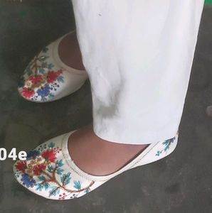 Korean Style Overcoat🫴🏻✨and Punjabi Jutti.