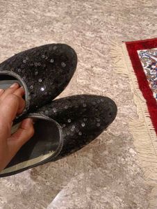 Sparkling Black Juttis