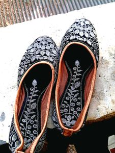 BLACK EMBROIDERY JUTTI/BELLIES