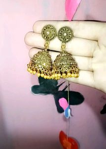 women girl earing jhumka