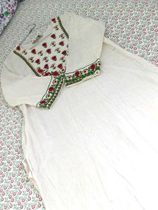 🌸 White Embroidered Kurti 🌸