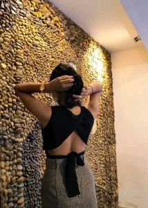 Black Backless style crop top 🌺