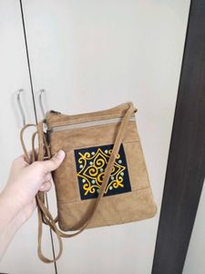 Sling Bag With 3 Storage Pockets